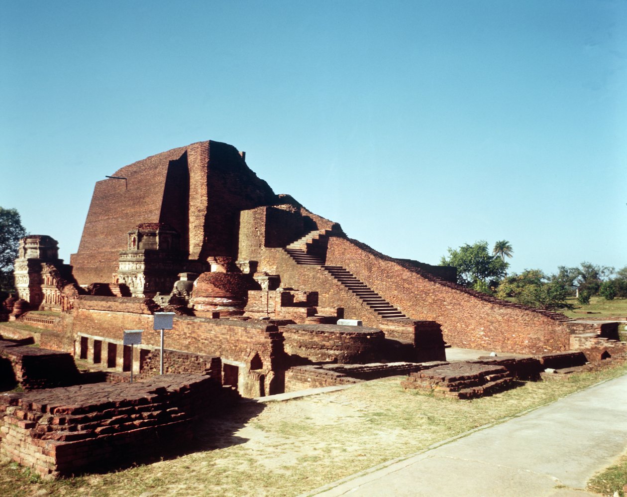 Udsigt over hovedtemplet på Site III, 320-350 af Indian School