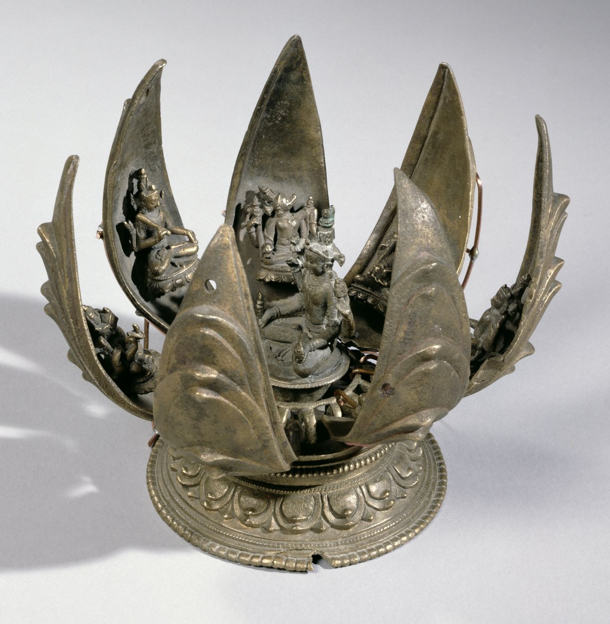 Vishnu med lotusen omgivet af sine inkarnationer på de hængslede kronblade, Østindien, ca. 1200 (bronze) af Indian School