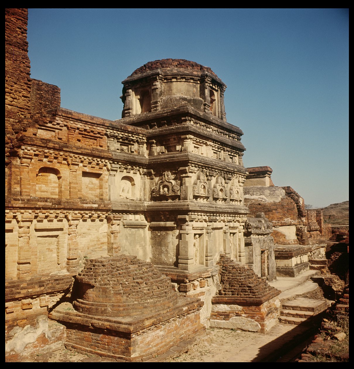 Votiv stupa af hovedtemplet på Site III, 320-530 af Indian School