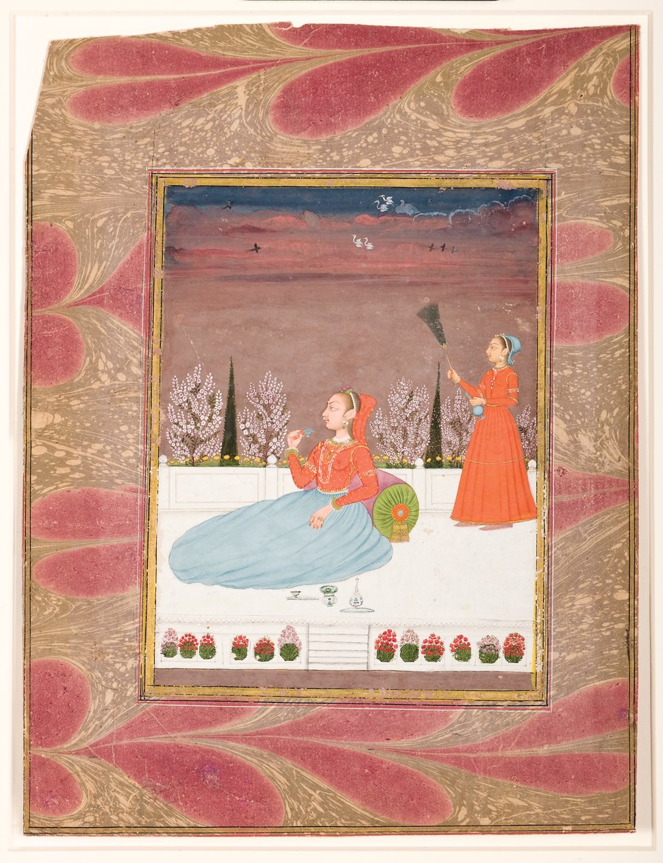 Kvinde siddende på en terrasse med en ledsager med en chauri, ca. 1735 (ugennemsigtigt wc & guld på papir) af Indian School