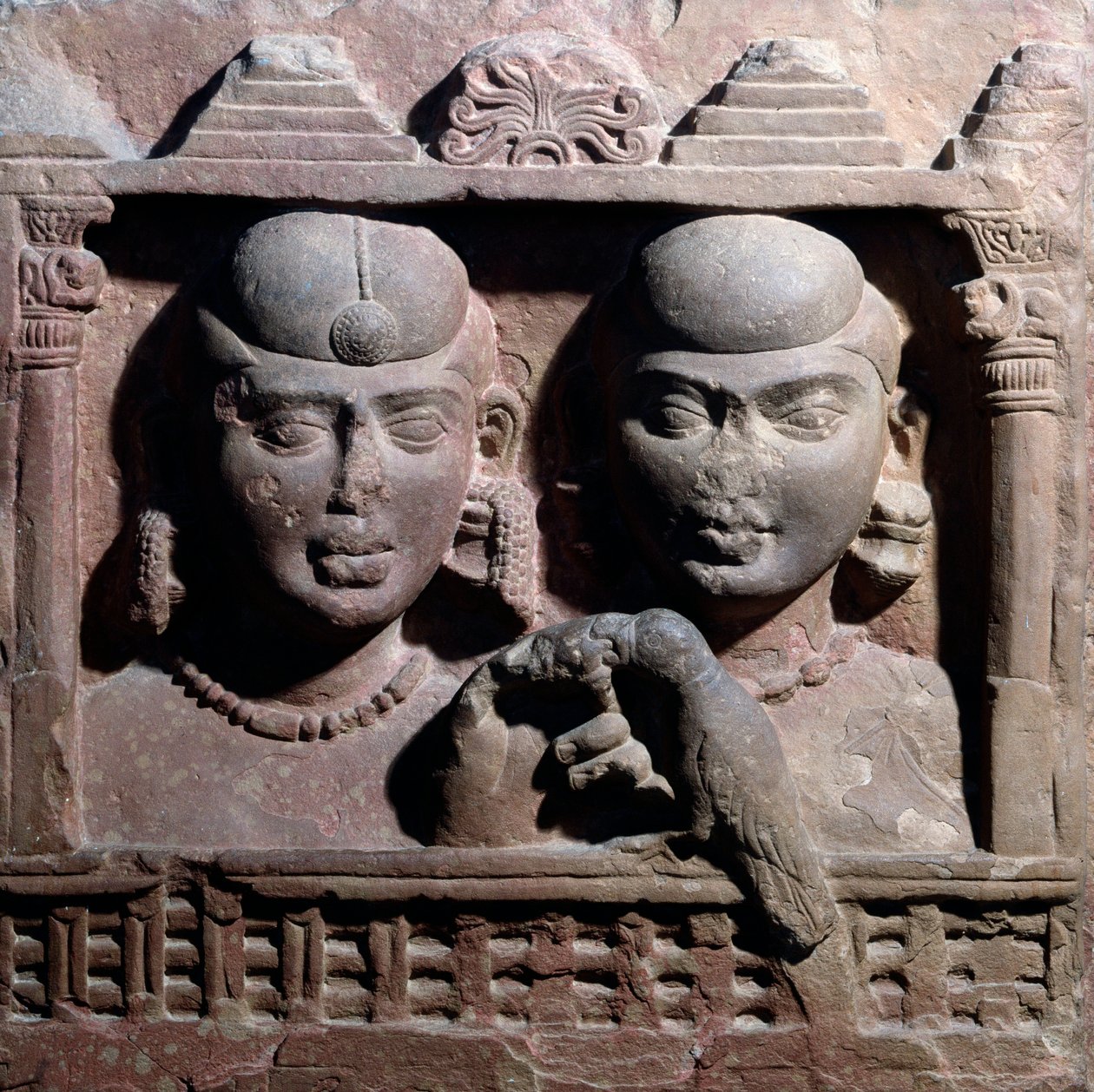 Yaksa og yaksini leger med en papegøje (rød sandstensrelief) af Indian School