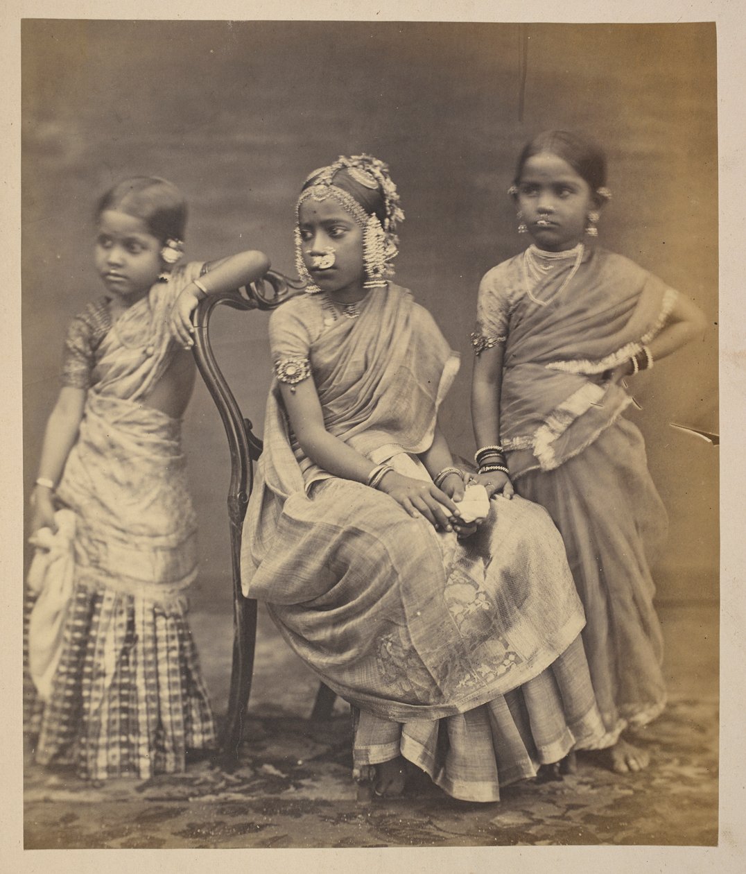 Gruppe børn fra Madras, der viser måden at bære smykker på, ca. 1870 (sepiafoto) af Indian photographer