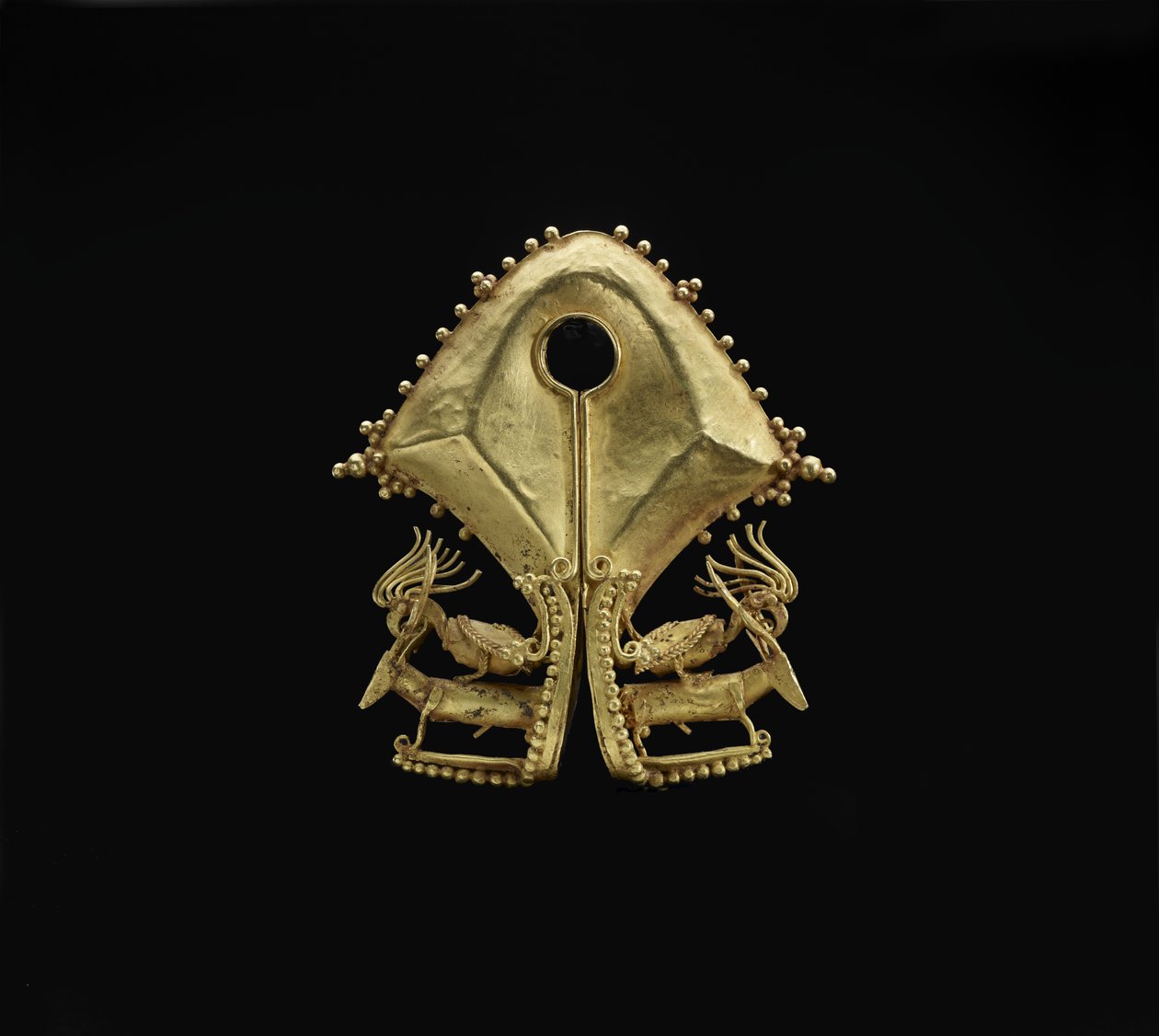 Mamuli, vedhæng med kakaduer ridende hjorte, Sumba Island-folk, ca. 1800-tallet (støbt og hamret guld) af Indonesian School