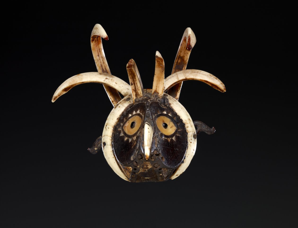 Mundmaske, der sandsynligvis forestiller et hanehoved (træ, ornestødtænder, muslingeskal, perlemor, bøffelhorn, harpiksholdigt materiale og pigment) af Indonesian School