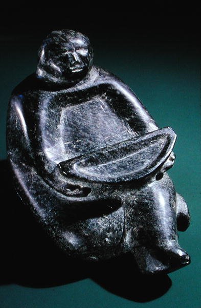 Figur med tilbudsskål, fra Cape Dorset (fedtsten) af Inuit School