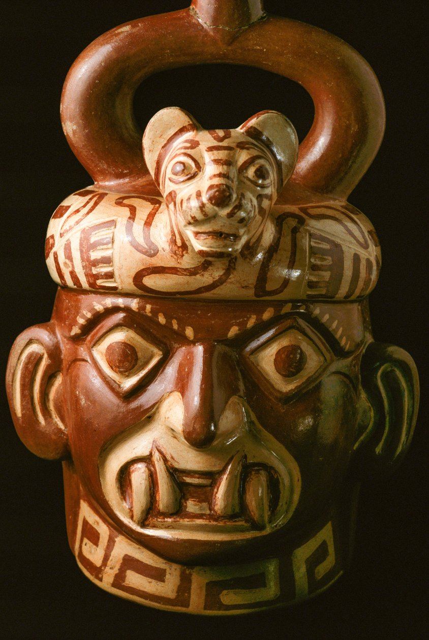 En keramisk artefakt med hugtandsmund fundet i El Brujo, et afsidesliggende kompleks af pyramideruiner fra Moche - en kultur, der herskede over Perus nordkyst fra ca. 100 til 800 e.Kr. Den tyske arkæolog Max Uhle, der gravede i Moche-dalen i 1899, var den  af Ira Block