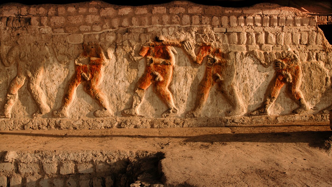 En frise af nøgne Moche-fanger på Huaca Cao Viejo-murene i El Brujo, et afsidesliggende kompleks af pyramideruiner fra Moche - en kultur, der herskede over Perus nordkyst fra omkring år 1900.... af Ira Block
