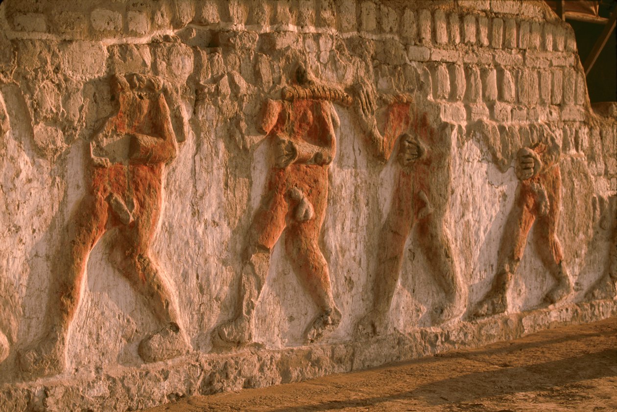 En frise af nøgne Moche-fanger på Huaca Cao Viejo-murene i El Brujo ...., 2005 (foto) af Ira Block