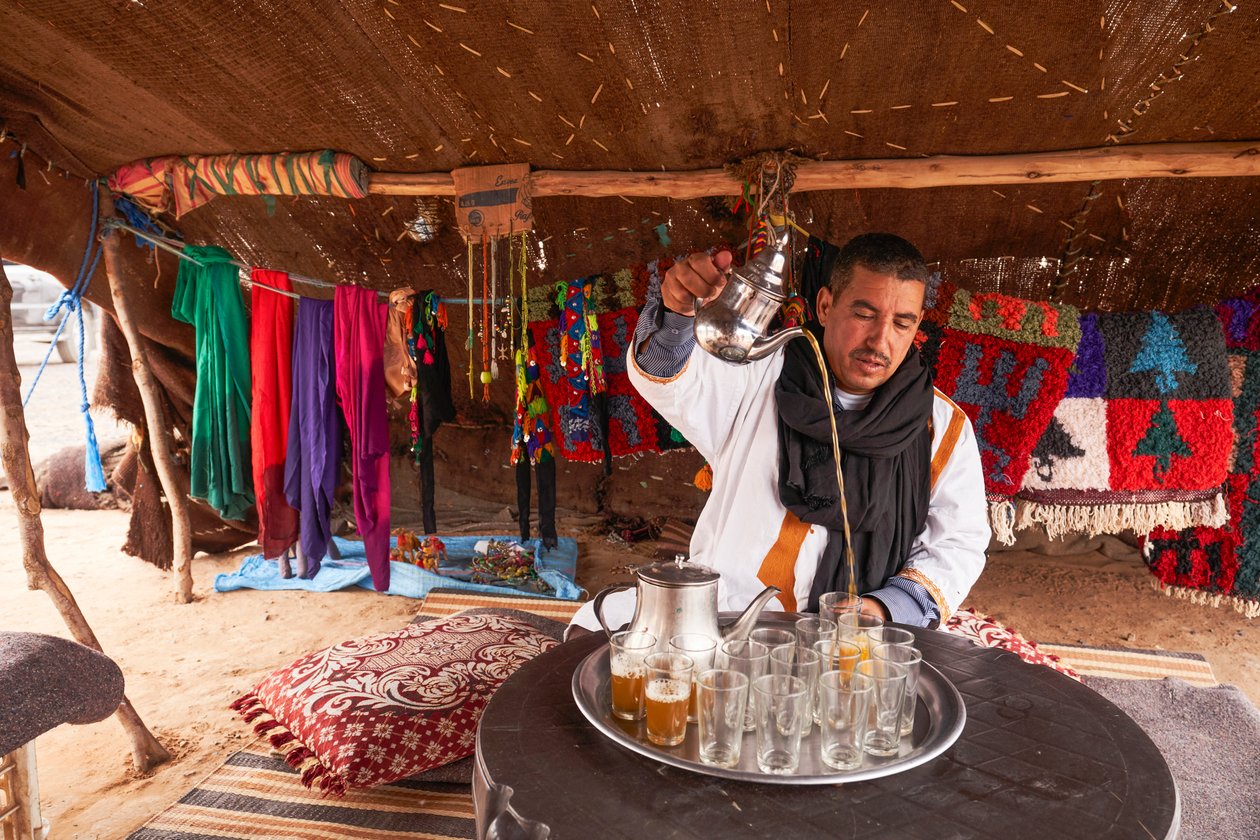 En lokal serverer myntete ved Erg Chebbi i ørkenen nær Merzouga, Marokko, 2019 (foto) af Ira Block