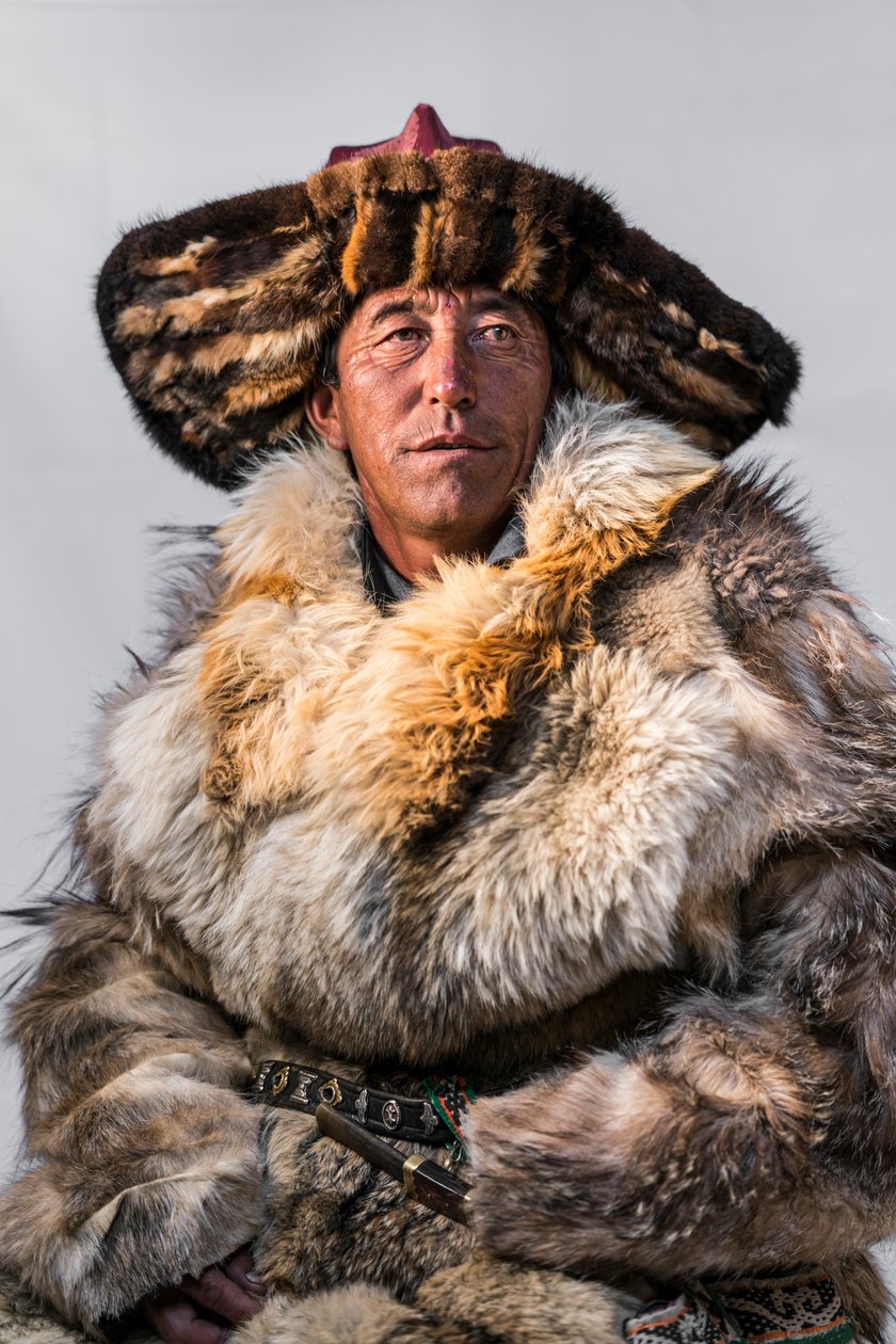 Et portræt af en kasakhisk ørnejæger i det vestlige Mongoliet, 2016 (foto) af Ira Block