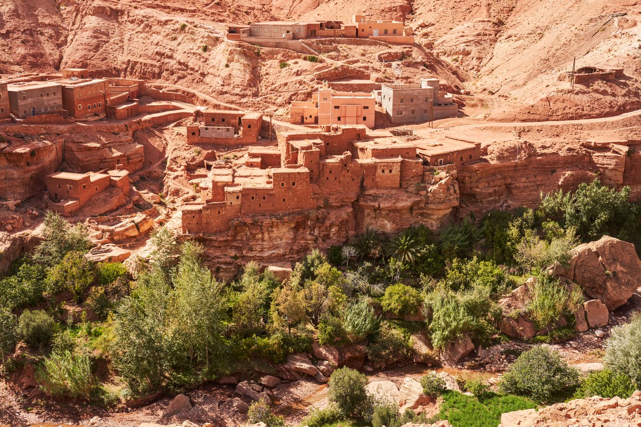 En scene af en by på vej til Ait Benhaddou fra Marrakesh, Marokko, 2019 (foto) af Ira Block