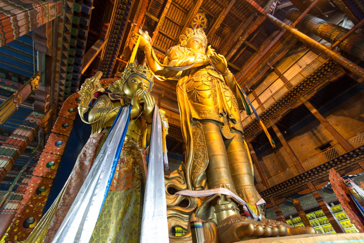 En statue af Migjid Janraisig i Gandantegchinlen-klosteret, et kloster i tibetansk stil, 2013 (foto) af Ira Block