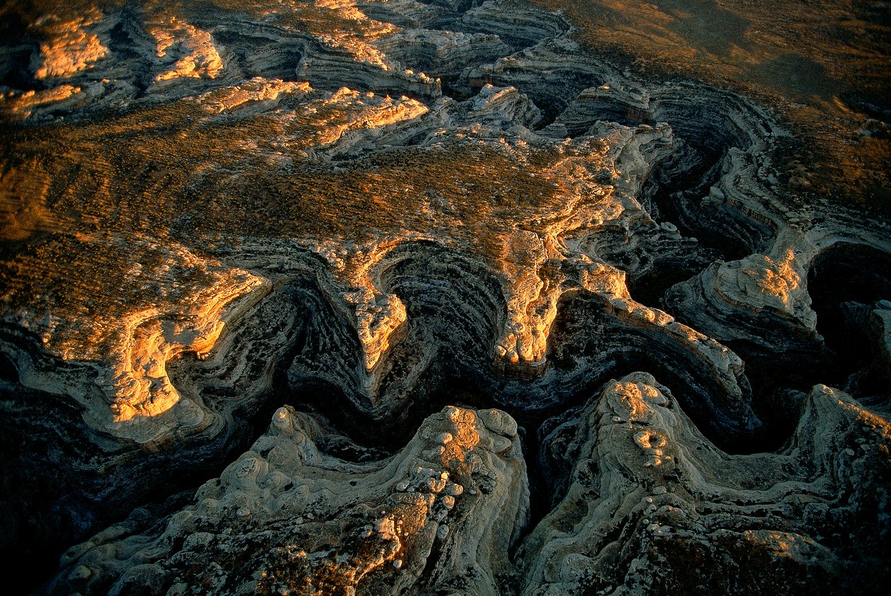 Et luftfoto af en udtørret højslette i Utah - Grand Gulch leverede vand til masser af... af Ira Block