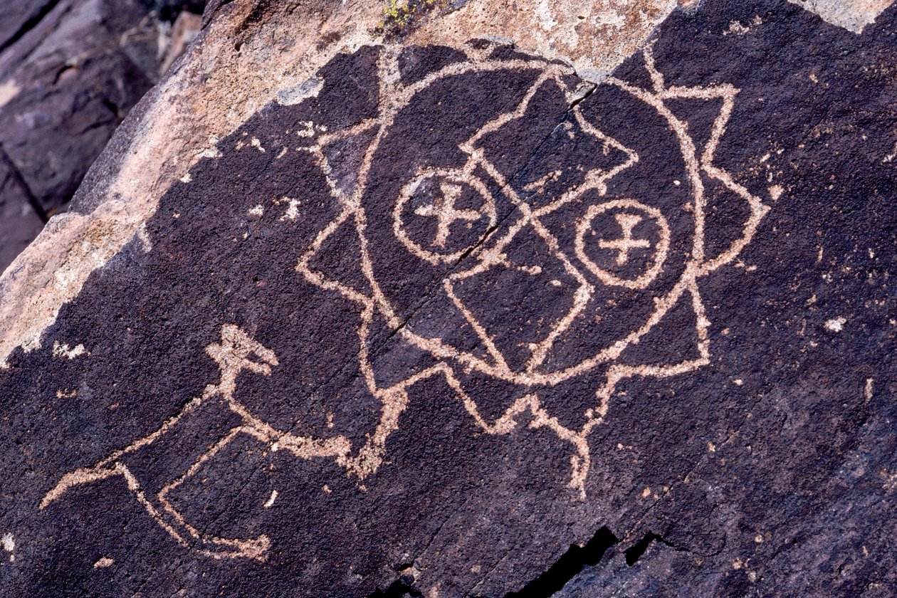 Anasazi Petroglyph (klippekunst) udskæringer i New Mexico af Ira Block