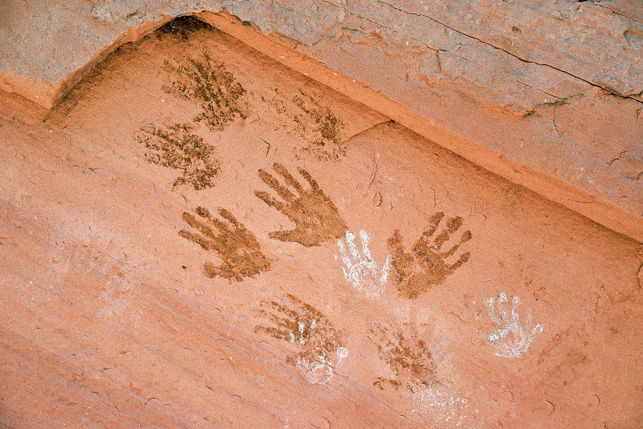 Anasazi-håndaftryk, gammel klippekunst fundet i Grand Gulch, Utah. af Ira Block