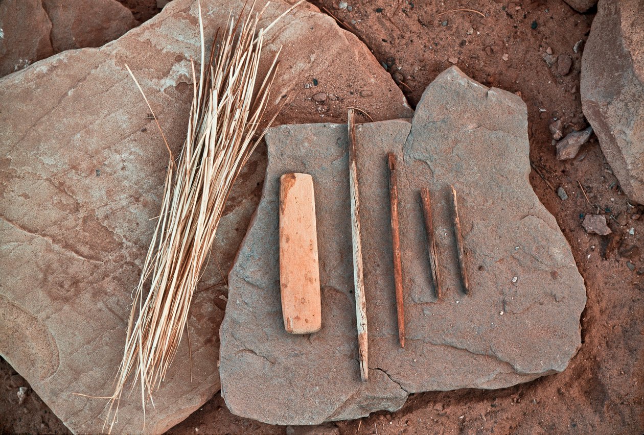 Anasazi-redskaber på en sten i Grand Gulch, Utah, 2009 (foto) af Ira Block