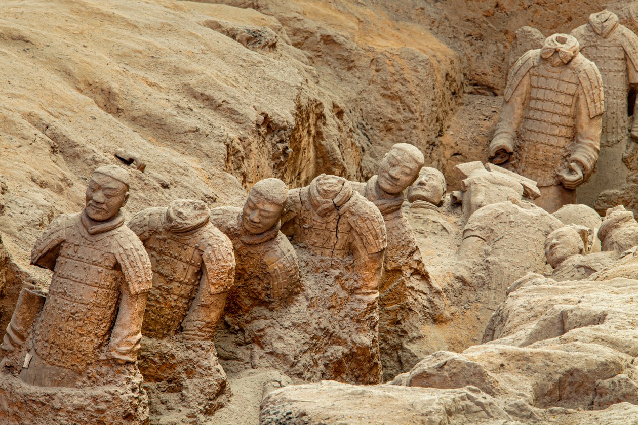På Terra Cotta Warrior Museum, scener af de forskellige krigere i Pit 1-området, 2009 (foto) af Ira Block