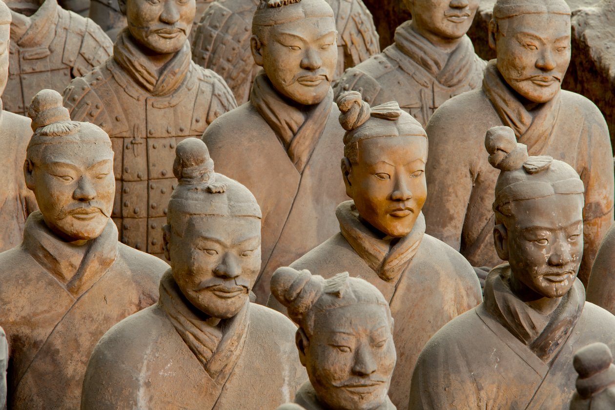På Terra Cotta Warrior Museum, scener af de forskellige krigere i Pit 1-området, 2009 (foto) af Ira Block
