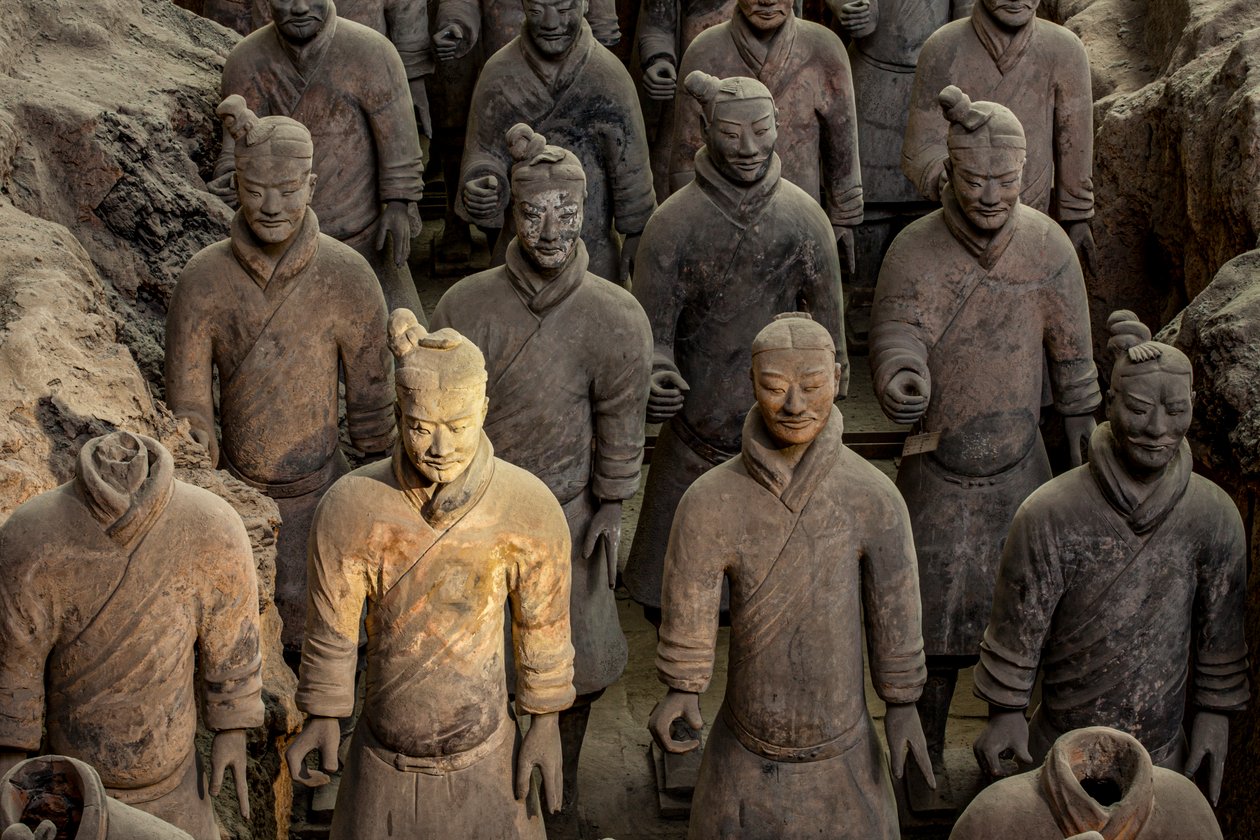 På Terra Cotta Warrior Museum, scener af de forskellige krigere i Pit 1-området, 2009 (foto) af Ira Block