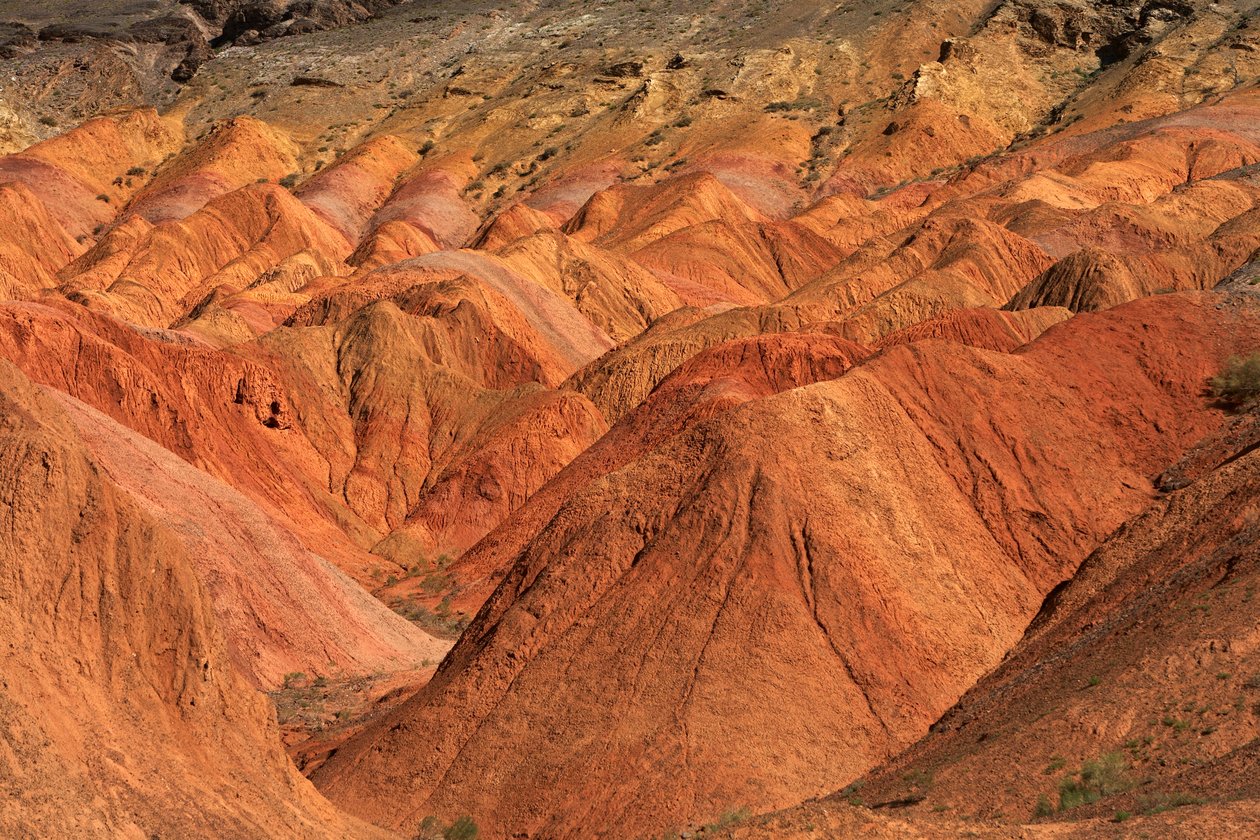 Ved de farvede klipper nær lejrpladsen ved Wu Cai Wan i Gobi-ørkenen, Xinjiang,..., 2007 (foto) af Ira Block