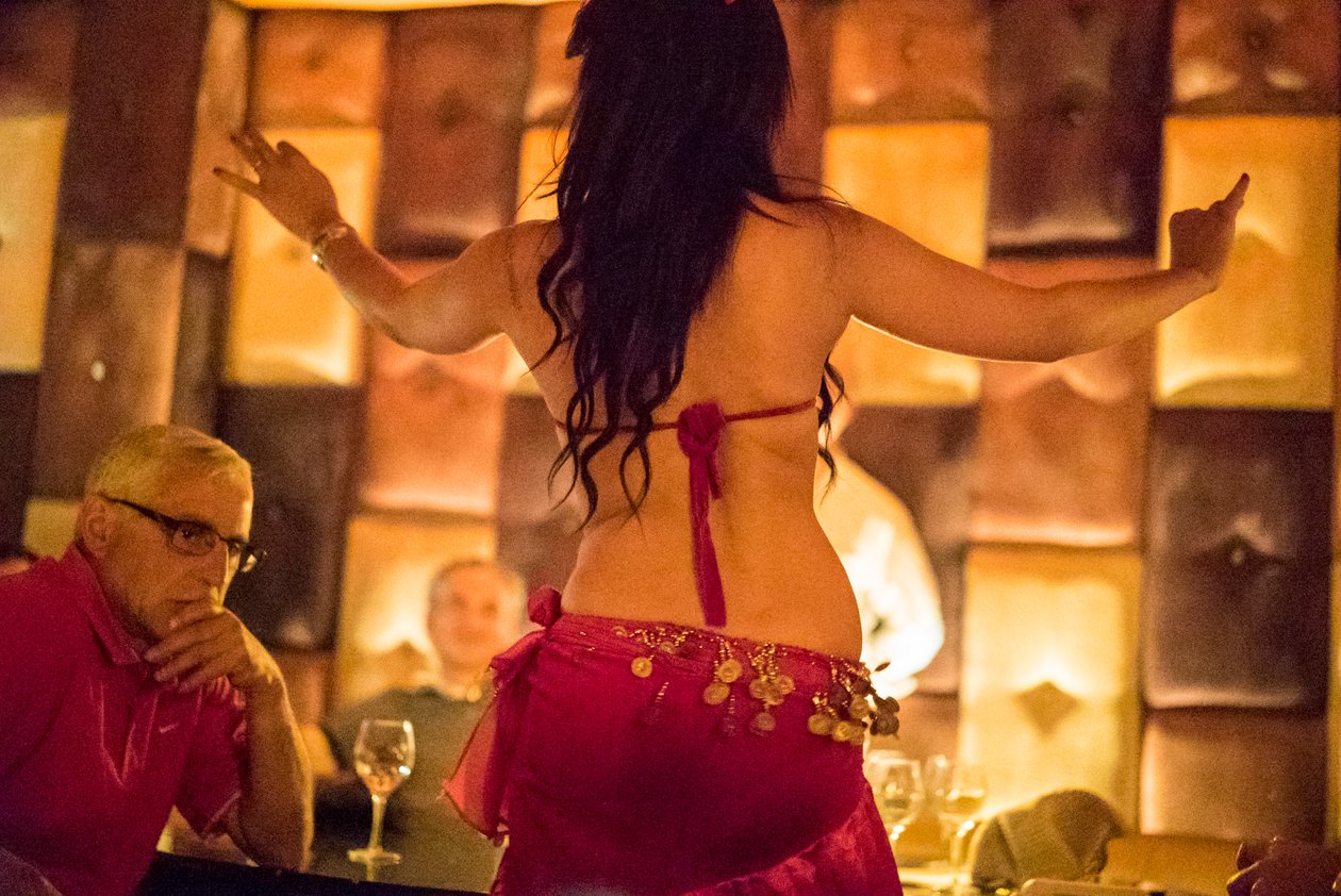 Mavedansere på restauranten Comptoir Darna i Marrakech, Marokko, 2014 (foto) af Ira Block