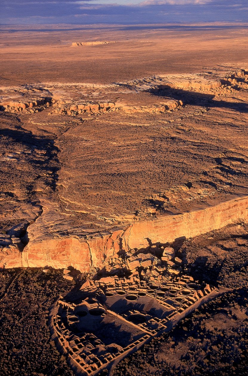 Dybt inde i de afsidesliggende ørkener i det nordvestlige New Mexico ligger de omfattende ruiner af... af Ira Block