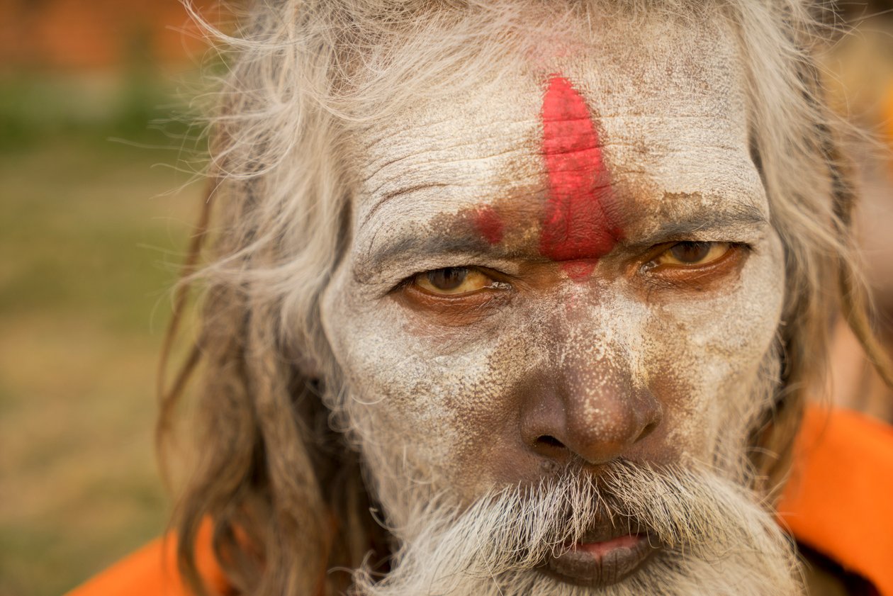 Hellige mænd ved Pashupatinath-templet på bredden af Bagmati-floden i Kathmandu, Nepal, 2014 (foto) af Ira Block