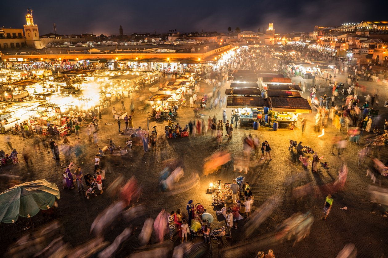 Kigger ned på Jemaa el-Fnaa. markedspladsen i medinaen, Marrakech, 2014 (foto) af Ira Block