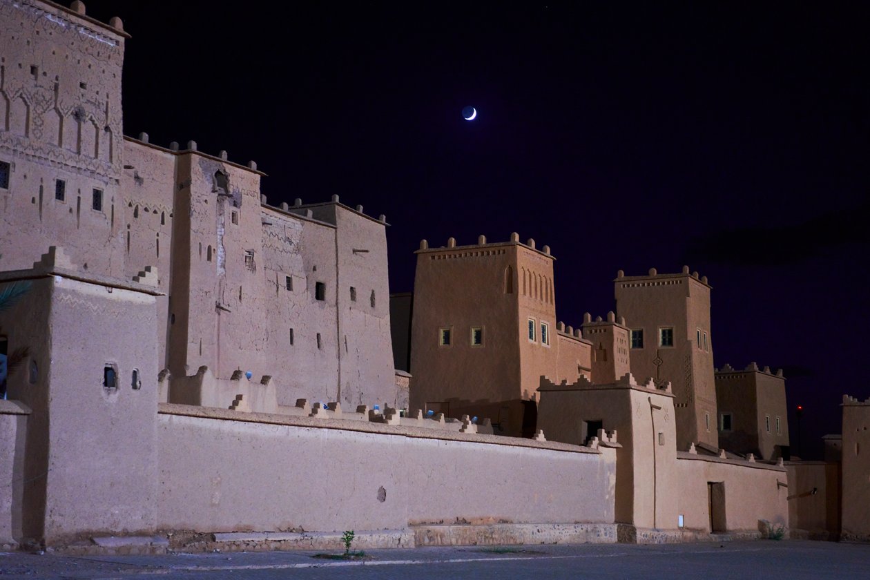 Månen står op over Ouarzazate, Marokko, 2019 (foto) af Ira Block