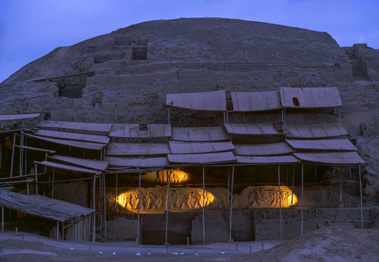 Nattescene ved El Brujo, et fjerntliggende kompleks af pyramideruiner fra Moche - en kultur..., 2005 (foto) af Ira Block