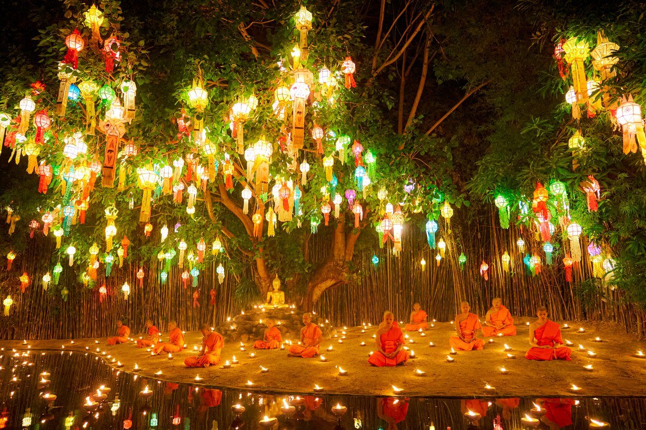 Nybegyndermunke ved Wat Phan Thao under Loy Krathong Festival (Yee Peng) i Chiangmai, Thailand, 2019 (foto) af Ira Block