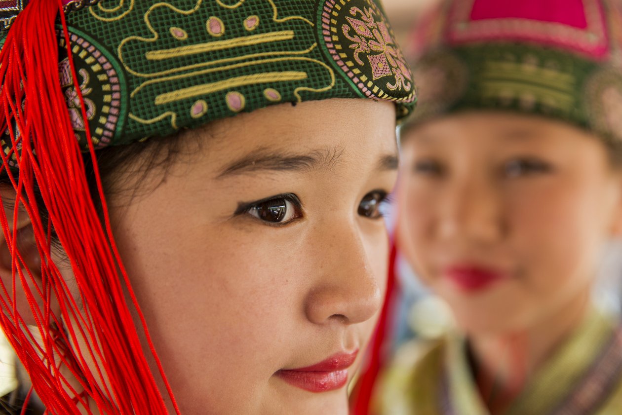 Portræt af en ung pige iført Deel, mongolsk traditionelt tøj ved Naadam i..., 2013 (foto) af Ira Block