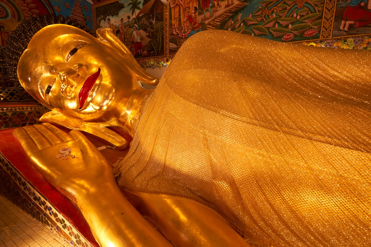 Liggende Buddha-statue ved Wat Phra Pan (Phra Non Mae Puka), Chiangmai, Thailand, 2019 (foto) af Ira Block