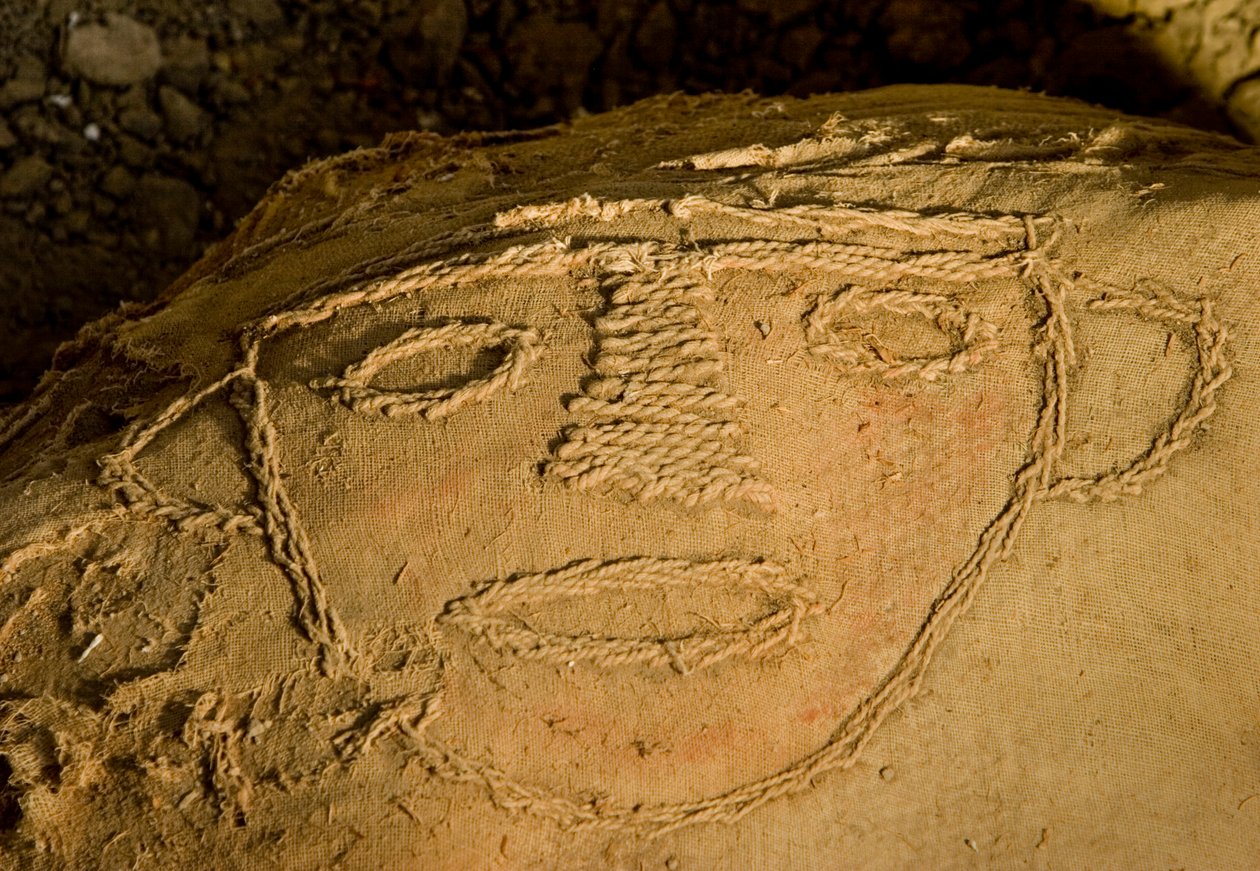 Fardo, eller mumiebundtet, i hovedgraven i det sydvestlige hjørne af Huaca El Brujo, 2005 (foto). af Ira Block