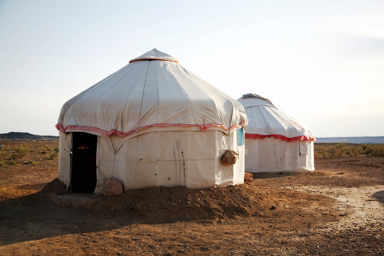 Yurter ved de farvede klipper til turister nær Wu Cai Wan-campingpladsen i Gobi-regionen, 2007 (foto) af Ira Block