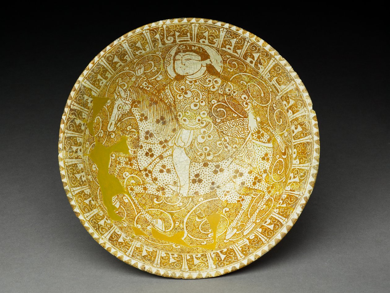 Skål med ryttere og pseudo-kufisk inskription (fritware med overglasur i glans) af Iranian School
