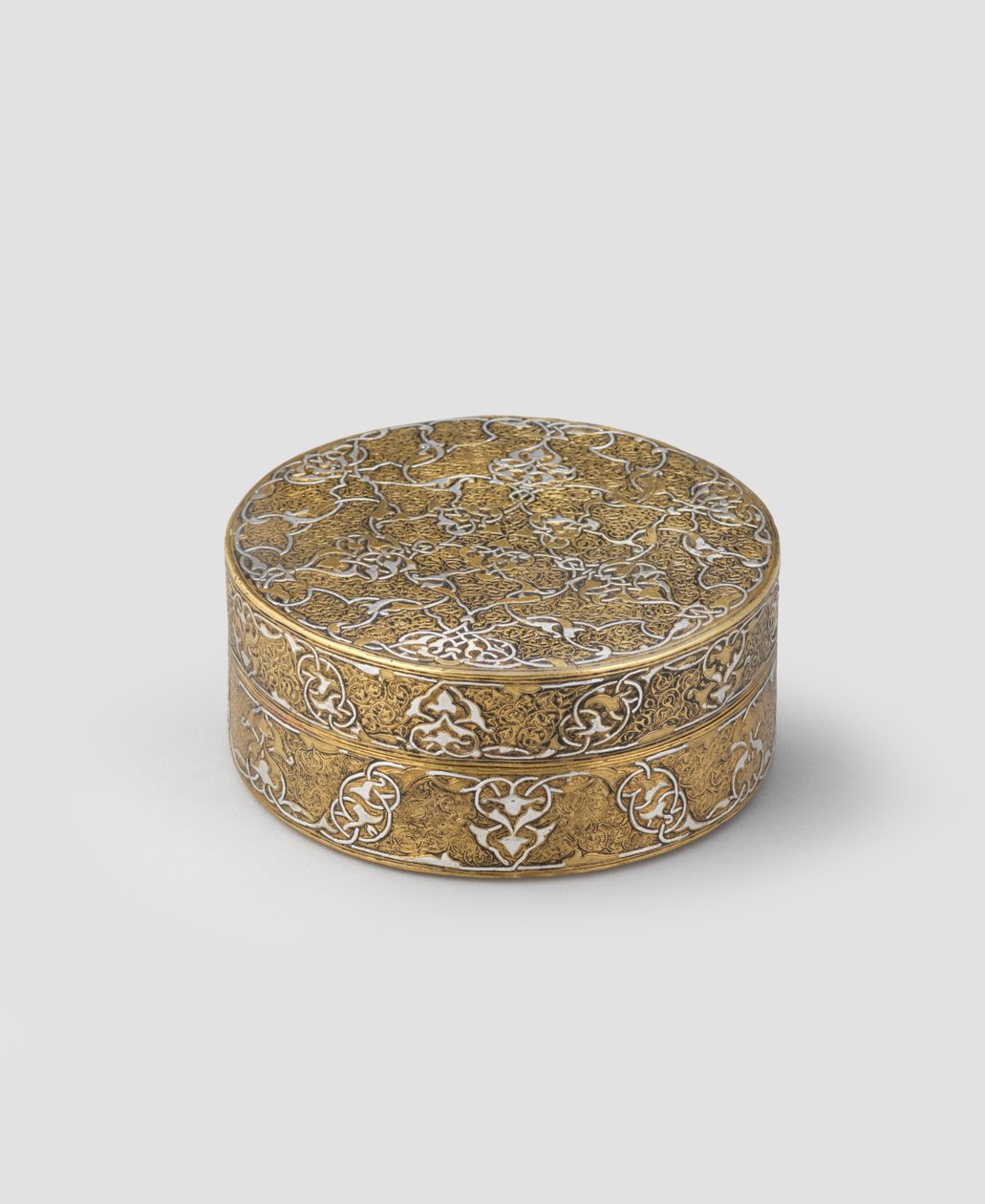Æske med låg af cylindrisk form, af graveret messing indlagt med sølv, med senere forgyldning og evt. tilføjelse af inderbånd, 1400-c.1525 af Iranian School