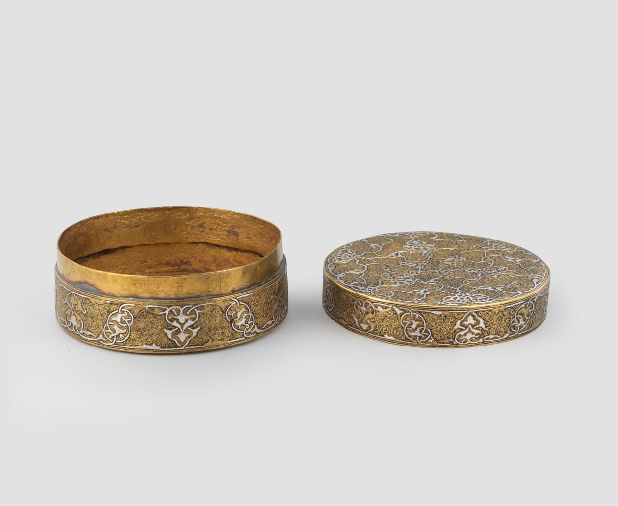 Æske med låg af cylindrisk form, af graveret messing indlagt med sølv, med senere forgyldning og evt. tilføjelse af inderbånd, 1400-c.1525 af Iranian School