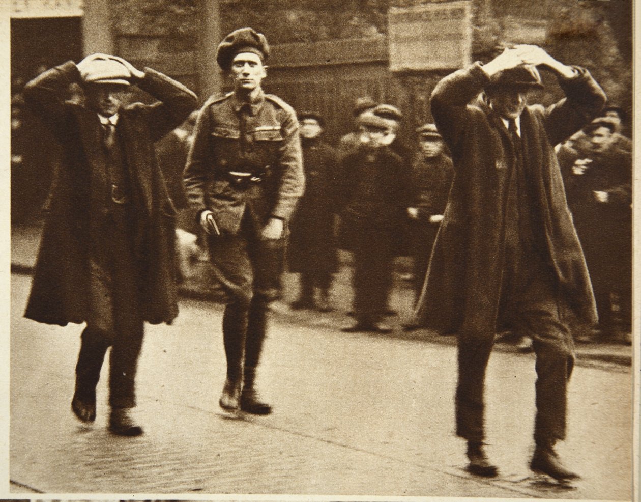 To Sinn Fein-medlemmer blev arresteret af britiske tropper under et razzia på arbejdsministeriets kontorer i Dublin, 1920 (sepia-foto) af Irish Photographer