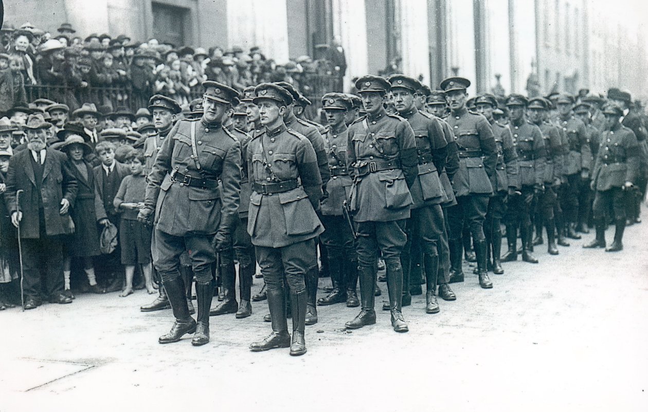 Michael Collins (1890-1922) (til venstre) som chef for den irske fristatshær ved begravelsen af Arthur Griffith, august 1922 af Irish Photographer