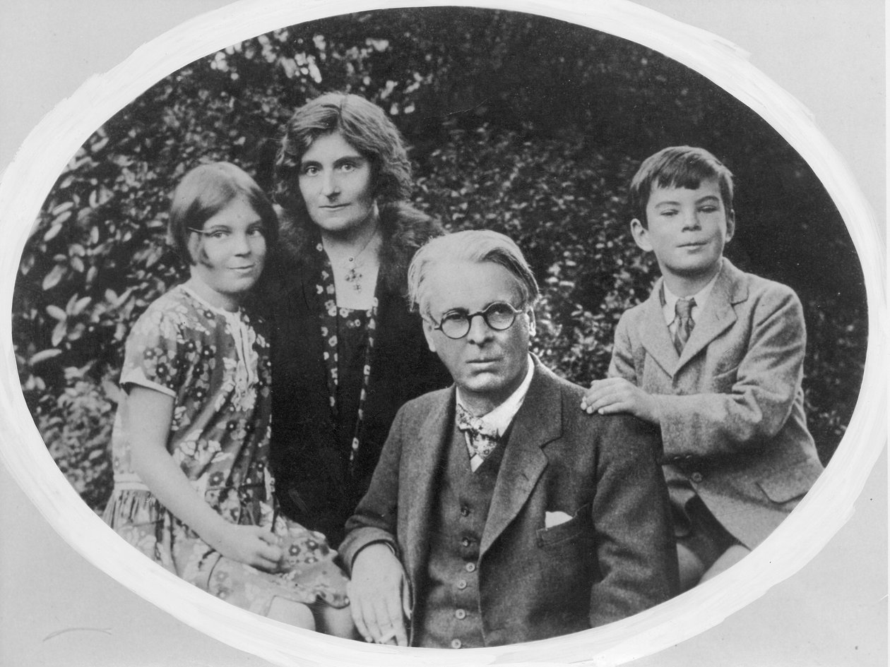 William Butler Yeats (1865-1939) med sin kone Georgie Hyde Lee og børnene Anne og Michael af Irish Photographer