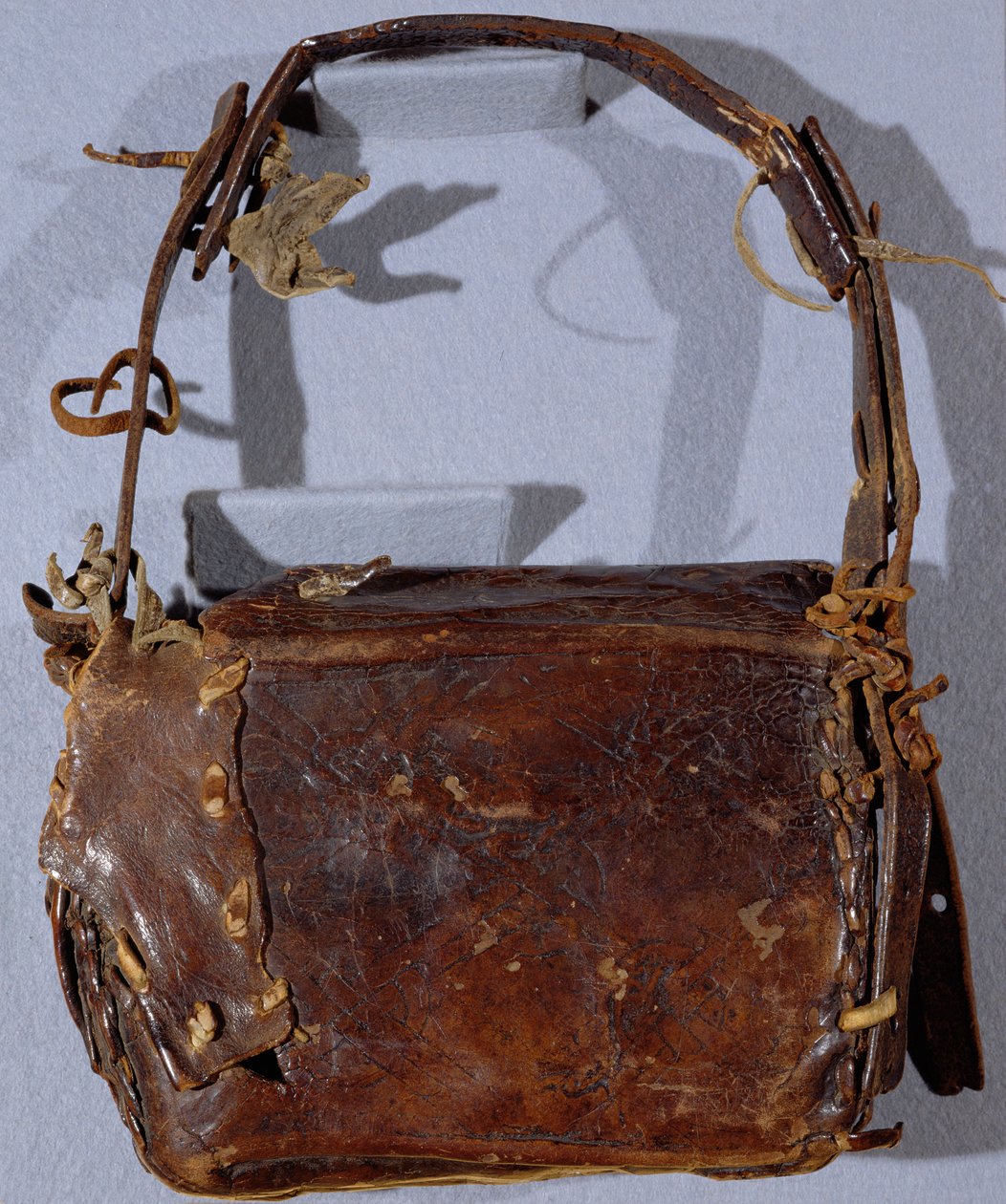 MS CCC 282 Corpus Christi bogtaske eller budget, set bagfra, irsk, ca. 1120-30 (læder) af Irish School