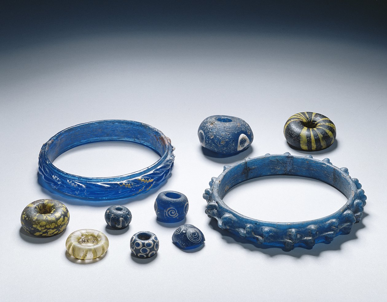 Armbånd og perler, jernalder (glas) af Iron Age