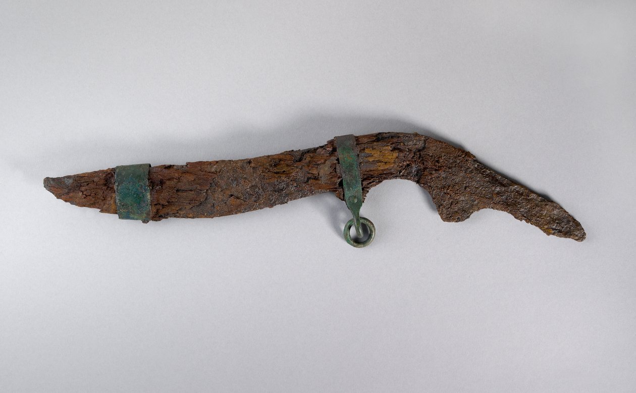 Stor kniv med rester af skede, sandsynligvis fra Sopron, Ungarn, jernalder (jern og træ) af Iron Age