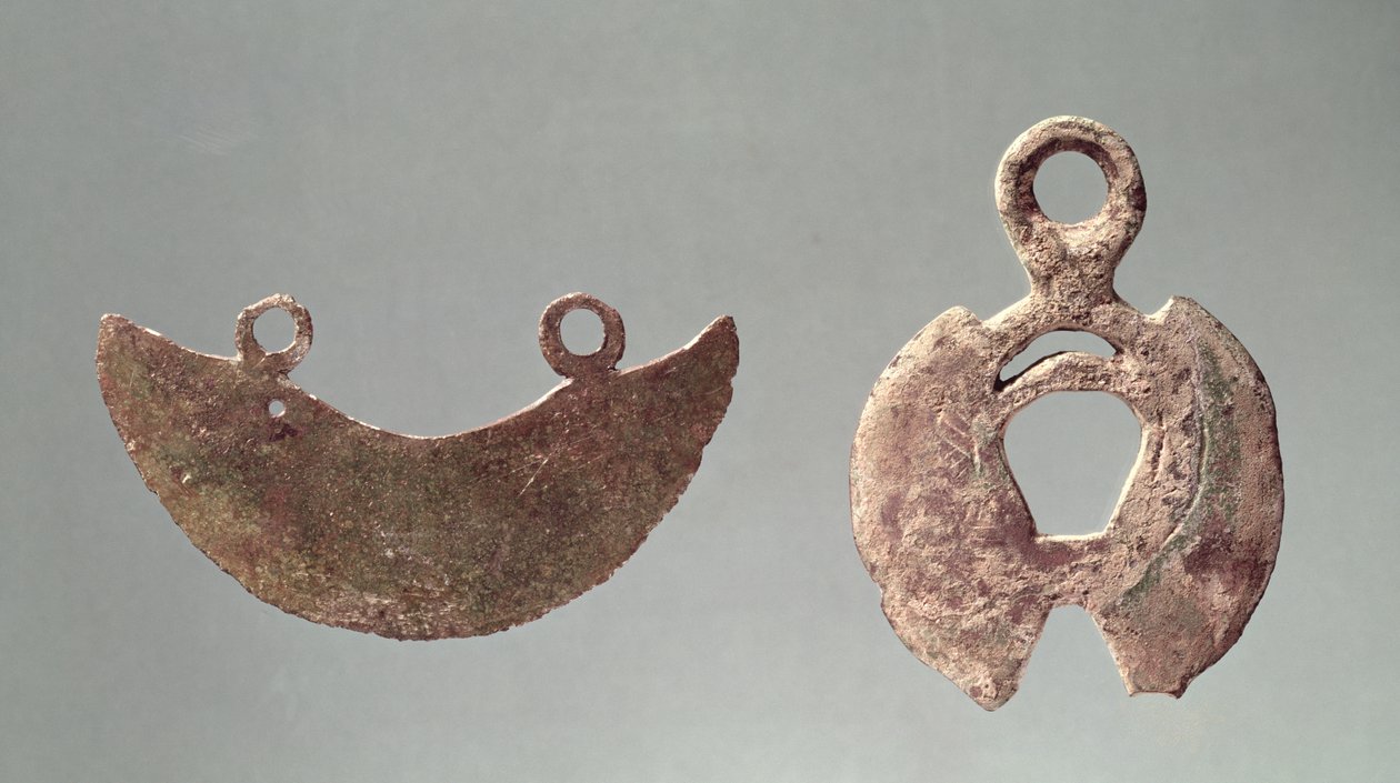 To barbermaskiner, fra Hallstatt-kirkegården (bronze) af Iron Age
