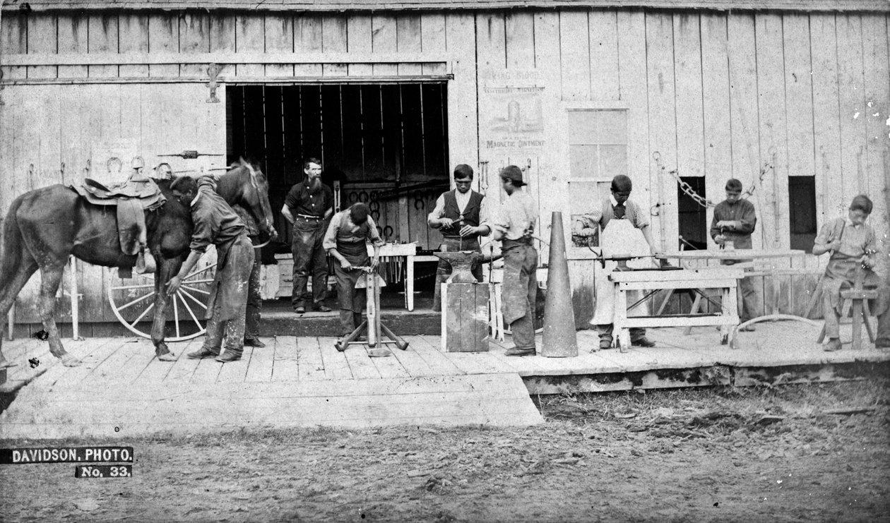 Indian Training School, Forest Grove, Oregon: Blacksmithing, 1882 (bw foto) af Isaac Grundy Davidson