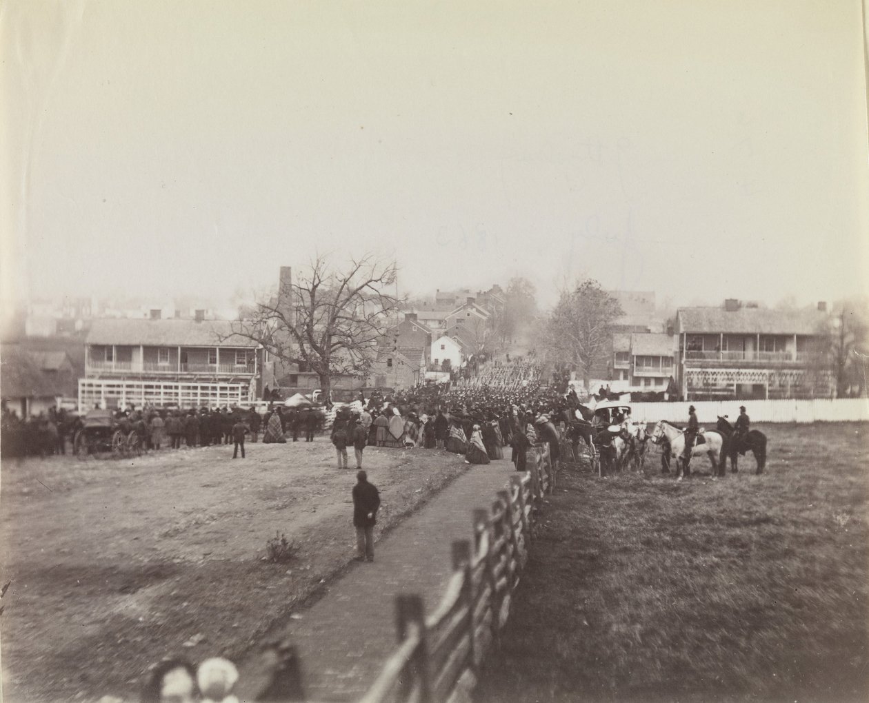 Procession af tropper og civile på vej til indvielse af soldaters national..., 19. november 1863 af Isaac G. Tyson