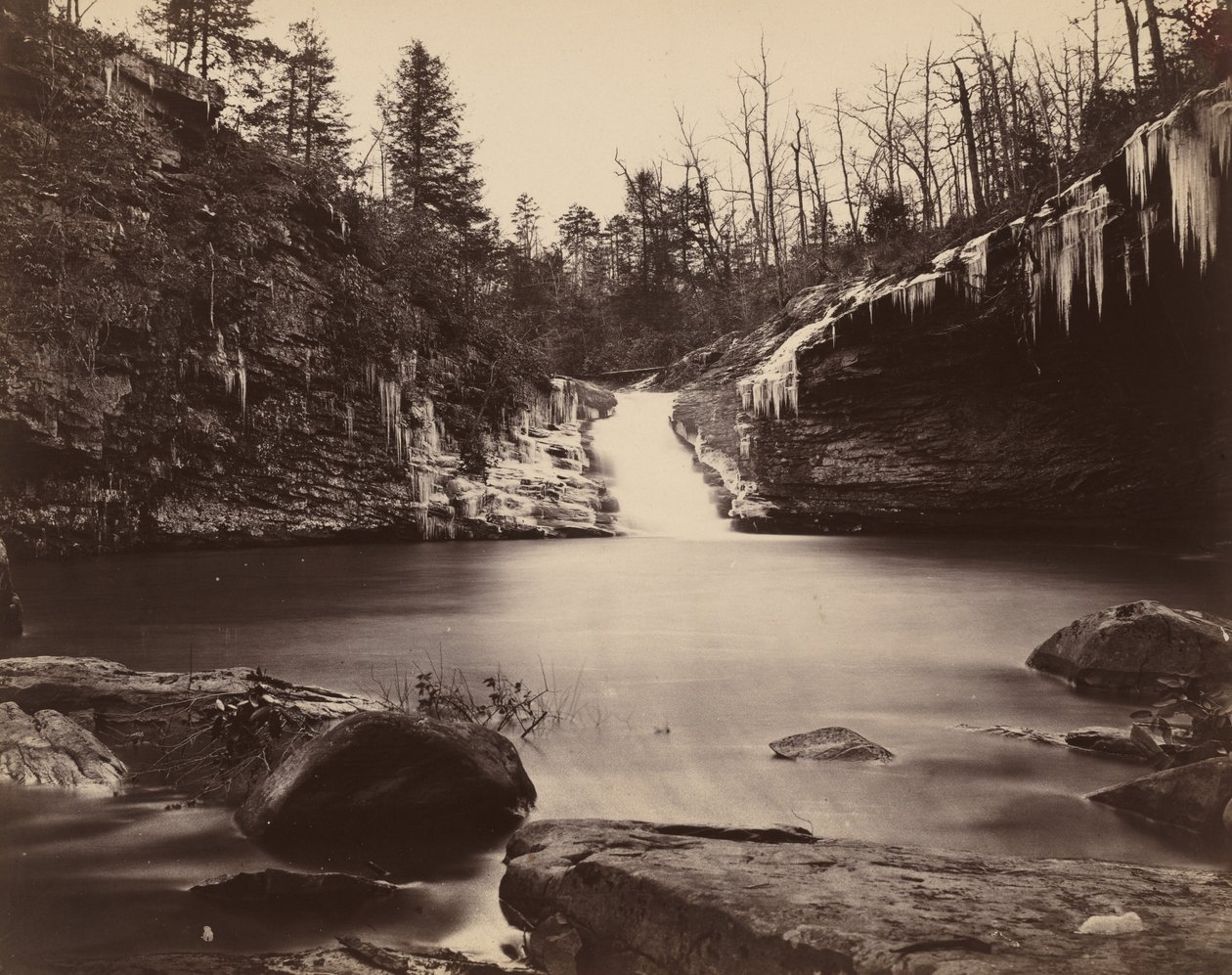 Lula Lake, Upper Falls, Lookout Mountain, Georgia, 1864-1865. af Isaac H. Bonsall