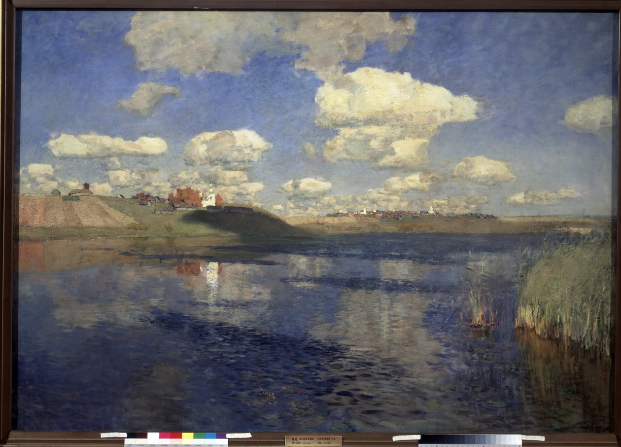 Søen. Udsigt over vidden af ​​søen omkranset af siv, ved bredden, en landsby og dyrkede marker. Maleri af Isaac (Isaak) Ilyich Levitan (1860-1900), olie på lærred af Isaak Ilyich Levitan