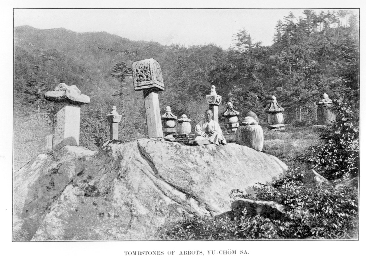 Kirkegård i Yu-Chom-Sa buddhistkloster, fra Korea og hendes naboer af Isabella Bird, udgivet 1898 (bw foto) af Isabella Bird